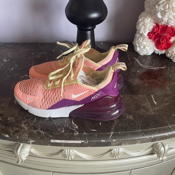 Women sneakers only used one, good contidicion - Picture 2 of 3